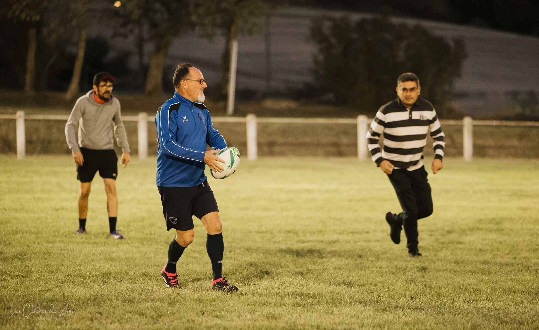 Un joueur lance une passe sous le regard de ses partenaires