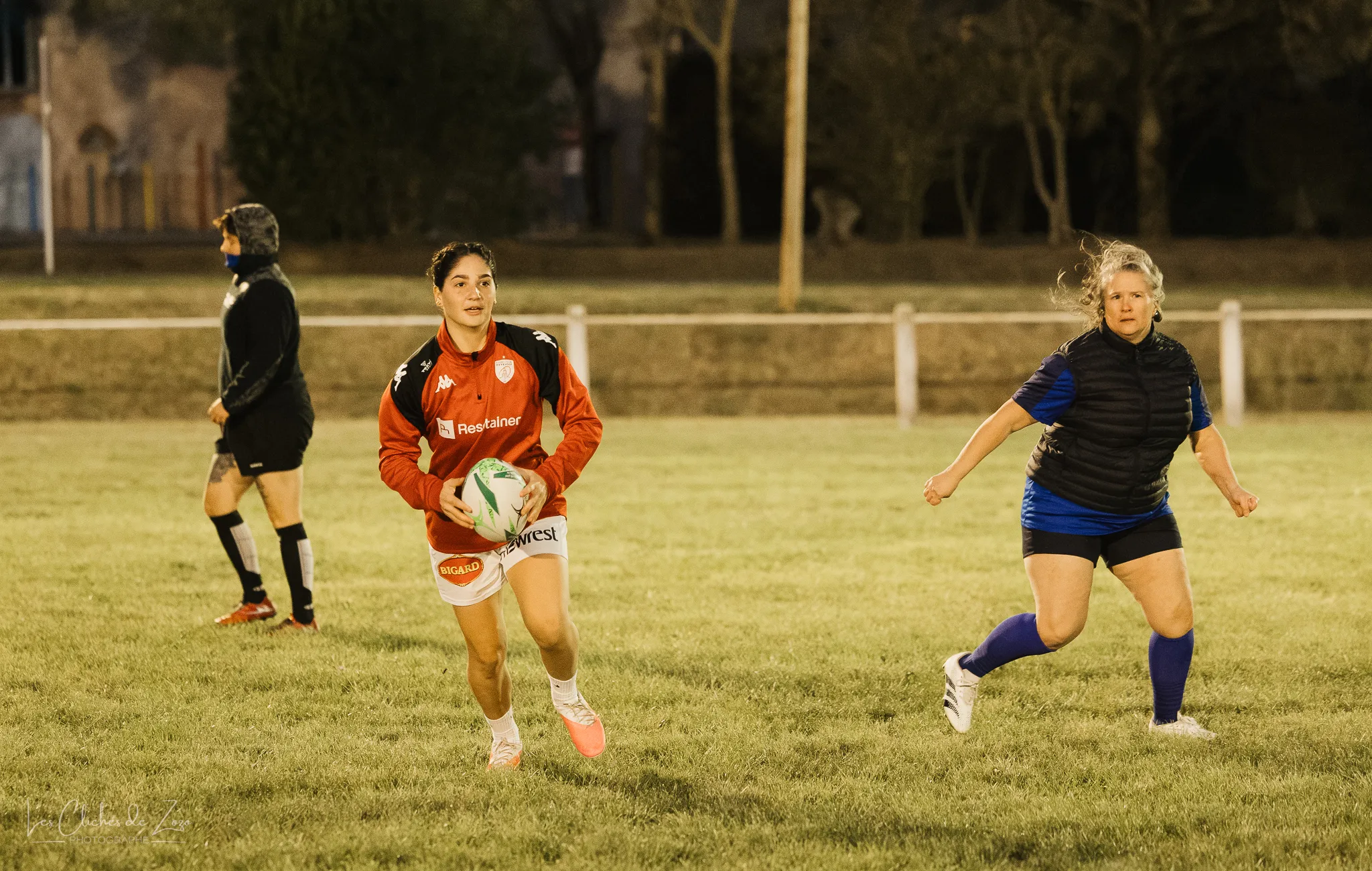 Une joueuse court avec le ballon en main