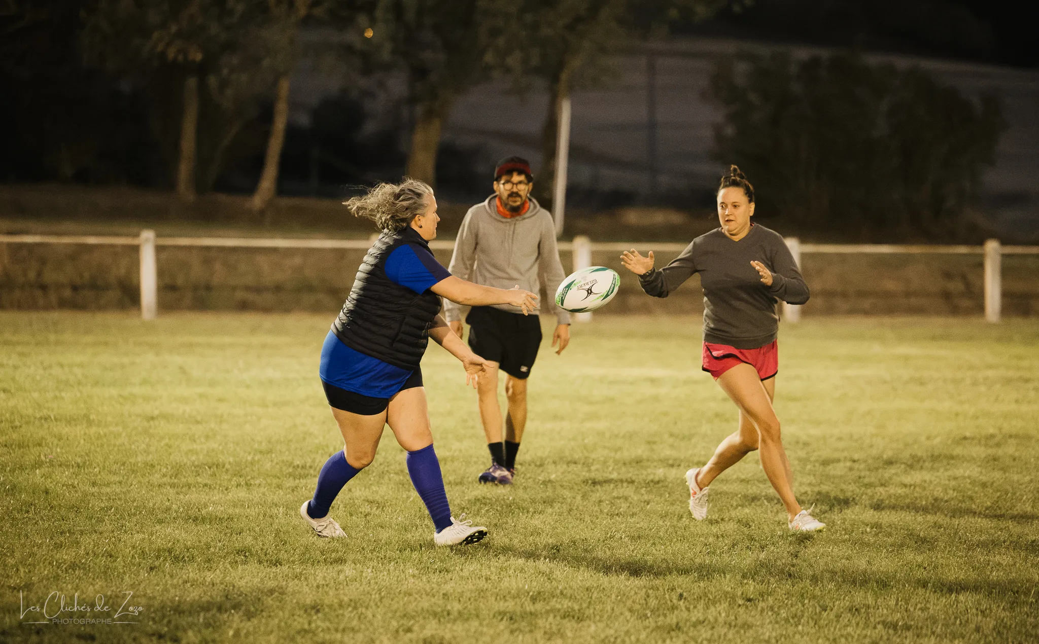 Deux joueuses s'échangent le ballon